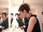大奶女優椎名由奈在公共洗手间肏爆兩位男同事