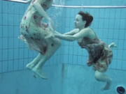 兩位美女在公共泳池裸身游水