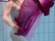 俄羅斯紅發少女在水里面裸身游泳