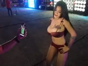 泰國曼谷巨乳妹在廣場向路人大膽跳騷舞