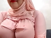 アラブの女はウェブカメラで彼女の巨乳を振る