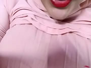 アラブの女はウェブカメラで彼女の巨乳とマスターベーションを振る