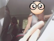 Азиатская девушка Selfie в автомобиле